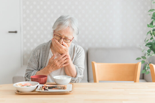食事をする高齢者女性（嚥下・誤嚥）
