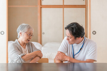 Obraz premium 在宅介護を受ける高齢者女性（腕） 