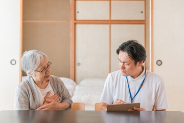 Obraz premium 在宅介護を受ける高齢者女性（病気） 