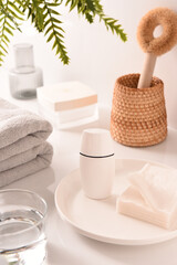 スキンケアボトルのあるバスルームの風景