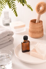 アロマボトルのあるバスルームの風景