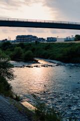 夕暮れの川と橋
