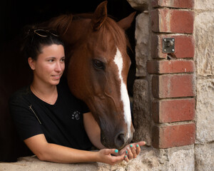 Jolie jeune femme et son cheval
