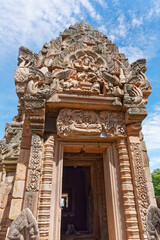 Obraz premium The gate in Prasat Phanomrung, Bruriram, Thailand, which is an ancient Khmer-style temple complex built during the 10th -13th century, showing the pediment of Shiva God and the lintel of Vishnu God.