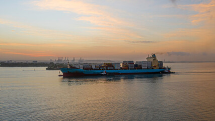 Buque de carga cruzando el mar en amanecer, Cartagena de Indias, Colombia
