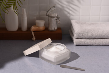 ボディクリームとバスルームの風景