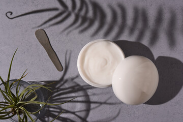 ボディクリームとバスルームの風景