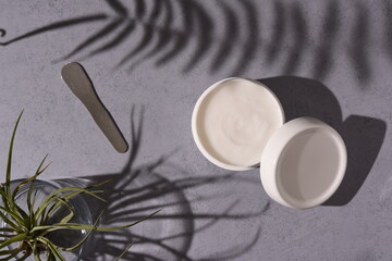 ボディクリームとバスルームの風景