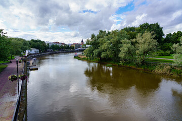 Obraz premium Emajogi River as it passes through the city of Tartu in Estonia.
