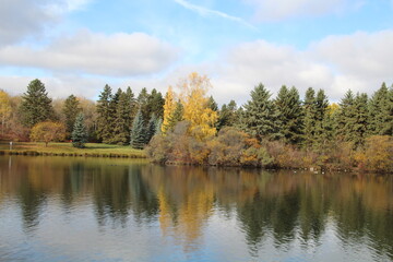 Fototapeta na wymiar Fall On The Water, William Hawrelak Park, Edmonton, Alberta