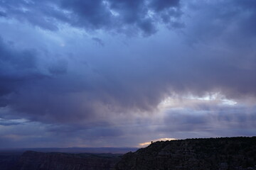 アリゾナ州グランドキャニオンのナバホポイントで見た早朝の景色