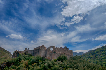 Fototapeta na wymiar antiguo castillo de cornatel en Priaranza del Bierzo, España
