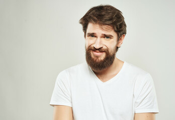 Obraz premium emotional man in a white t-shirt serious look close-up