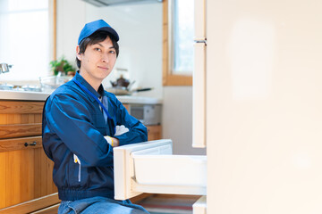 冷蔵庫の修理をする技術スタッフ