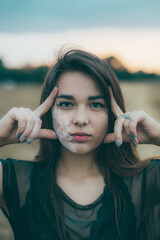 Belle fille en poussière blanche sur son visage