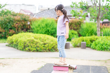 公園で遊ぶ小さな女の子