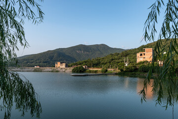 Obraz premium The lake reflects the mountains and villages