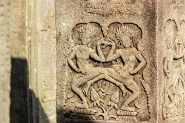 Fototapeta na wymiar detail stone carving on wall of Khmer temple in Angkor Wat, Cambodia 