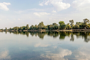 Fototapeta na wymiar landscape of Srah Srang lake in Angkor, Cambodia 