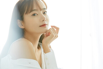 若い女性の自然光のビューティーポートレート