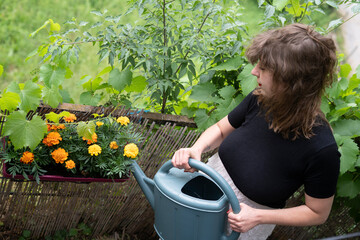 Frau bei der Gartenarbeit 