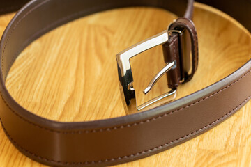 茶色の革ベルトと金属製のバックル