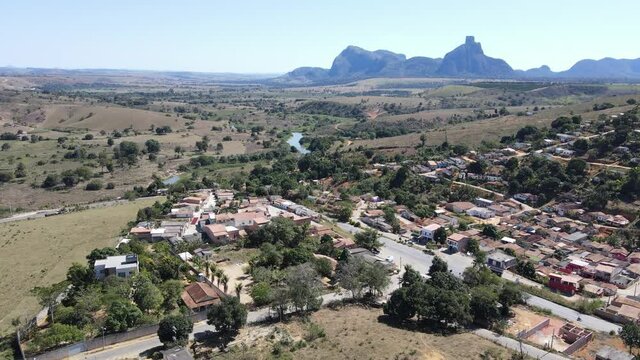Vis&atilde;o a&eacute;rea Itamaraju no sul da Baiha. Pequena cidade do interior do nordeste brasileiro. Monte pesco&ccedil;o ao fundo.