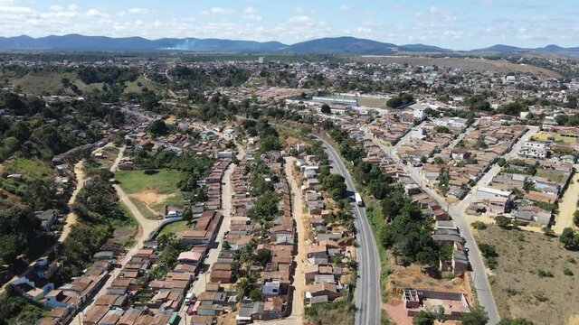 Vis&atilde;o a&eacute;rea Itamaraju no sul da Baiha. Pequena cidade do interior do nordeste brasileiro. Monte pesco&ccedil;o ao fundo.