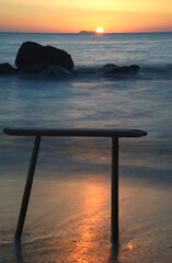 Konstruktion aus Treibholz im Sonnenuntergang am Strand, vertikal