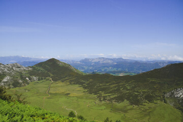 Fototapeta na wymiar Foto de las vistas desde los lagos de Covadonga