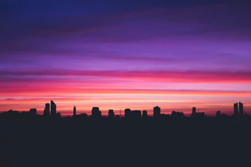 Selbstklebende Fototapete Lila Sonnenuntergang in der Stadt