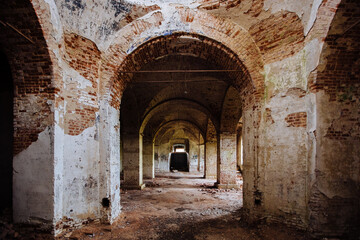 Fototapeta na wymiar Large ancient vaulted hall of abandoned building