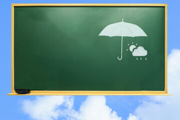 黒板にチョークで描いた天気予報、傘マーク、晴れ、曇りのシンボルマーク - obrazy, fototapety, plakaty