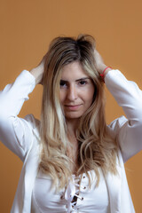 Mujer joven positiva con portapapeles escribiendo en el tel&eacute;fono!!!