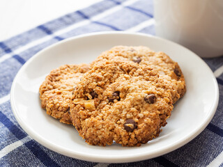 チョコチップとナッツ入りののオートミールクッキー