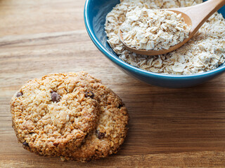 ボウルに入ったオートミールと、チョコチップとナッツのオートミールクッキー