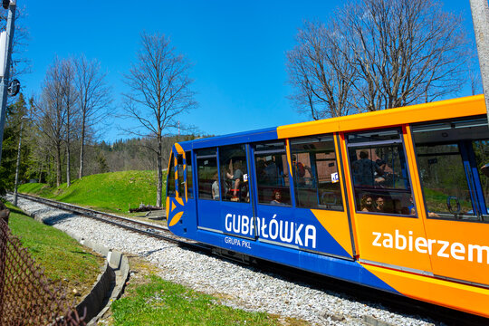 Kolejka wagon wyjazd na Gubał&oacute;wkę. Polska, Zakopane 11.05.2021
