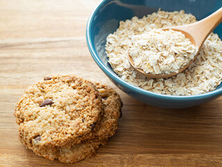 ボウルに入ったオートミールと、チョコチップとナッツのオートミールクッキー