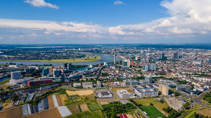 Der Medienhafen in Düsseldorf aus der Luft mit dem Rhein im Hintergrund - Drohnenperspektive Architektur Fotografie