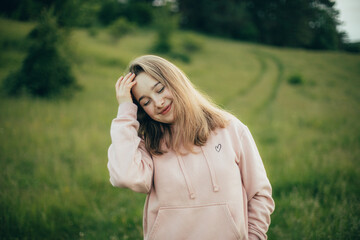 Belle fille dans la nature