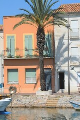 Fototapeta premium maison sur le port au gros du roi