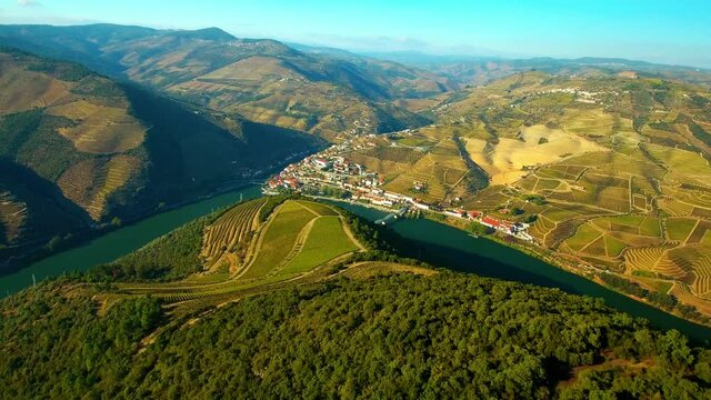 Pinh&atilde;o - Paisagem geral do vale do Douro envolvente da Vila de Pinh&atilde;o