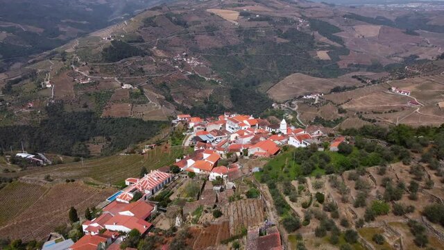 Pinh&atilde;o - Aldeia de Casal de Loivos, miradouro sobre o vale do Douro