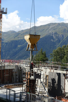 Benne de coulage sur chantier en montagne