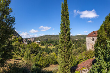 Fototapeta na wymiar Saint-Cirq-Lapopie (Lot, France) - Vue panoramique depuis le village médiéval sur la vallée du Lot