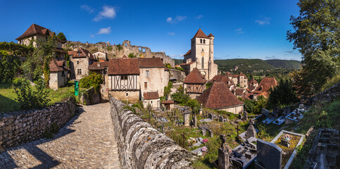 Saint-Cirq-Lapopie (Lot, France) - Vue panoramique du village médiéval - 457735799