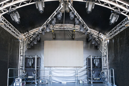 Konzept Veranstaltung: Leere Bühne mit vollständig installierter Ton- und Lichttechnik und leerer Leinwand - Copyspace