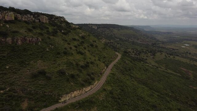 Carretera en temporal de lluvia camino a la Sierra Fr&iacute;a en Aguascalientes, M&eacute;xico.