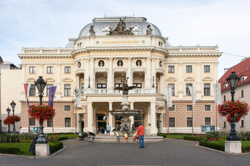 Fototapeta na wymiar Teatro Nacional de Eslovaquia en la ciudad de Bratislava, pais de Eslovaquia o Slovakia
