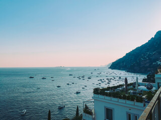Costiera amalfitana. Vista sul mare e sulle montagne della costiera amalfitana, conca dei marini, Amalfi, Positano, Arienzo, Praiano. Spiaggia, barche e Vacanza.